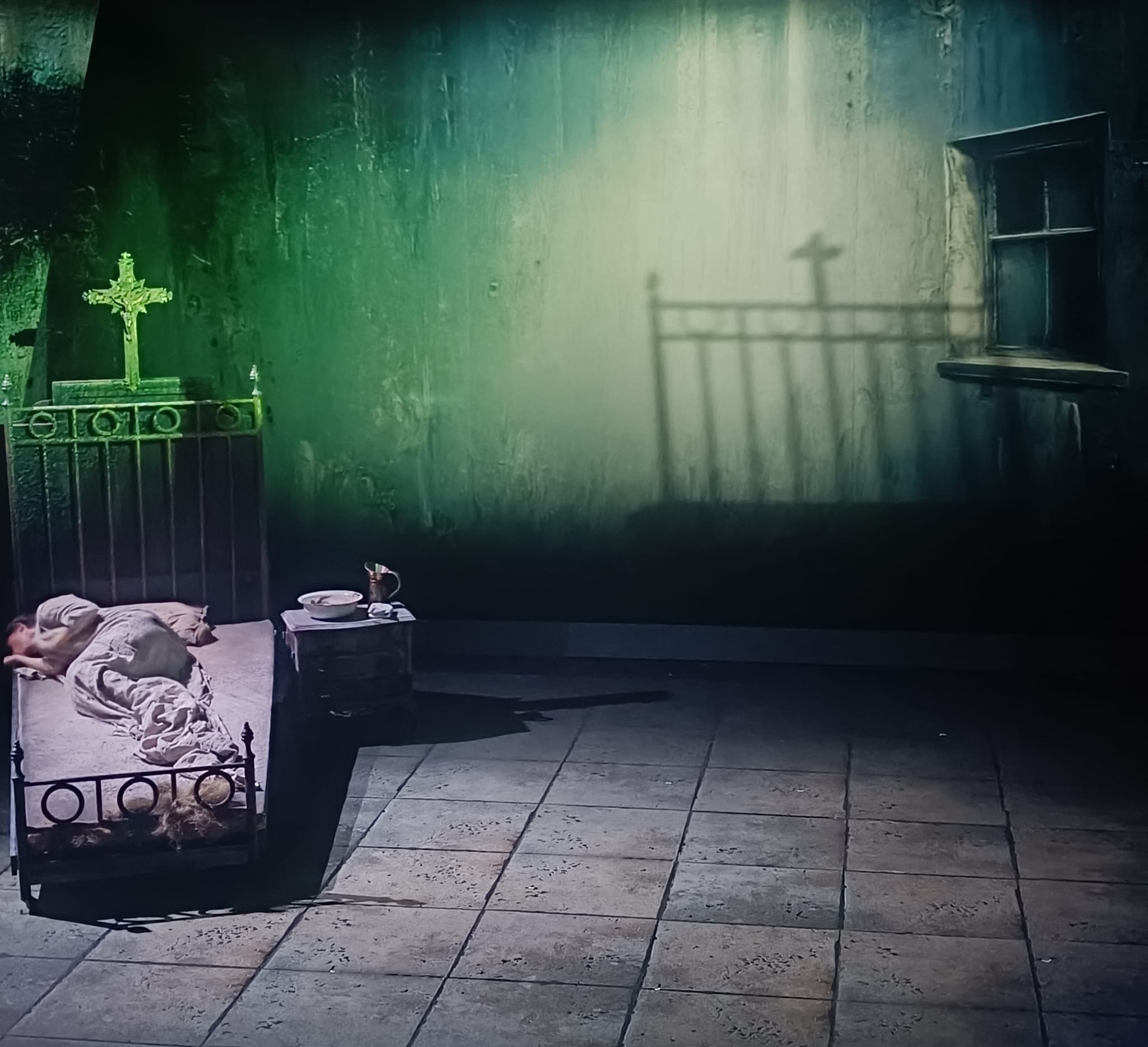 Escenografía de Noche: dormitorio con cama y ventana