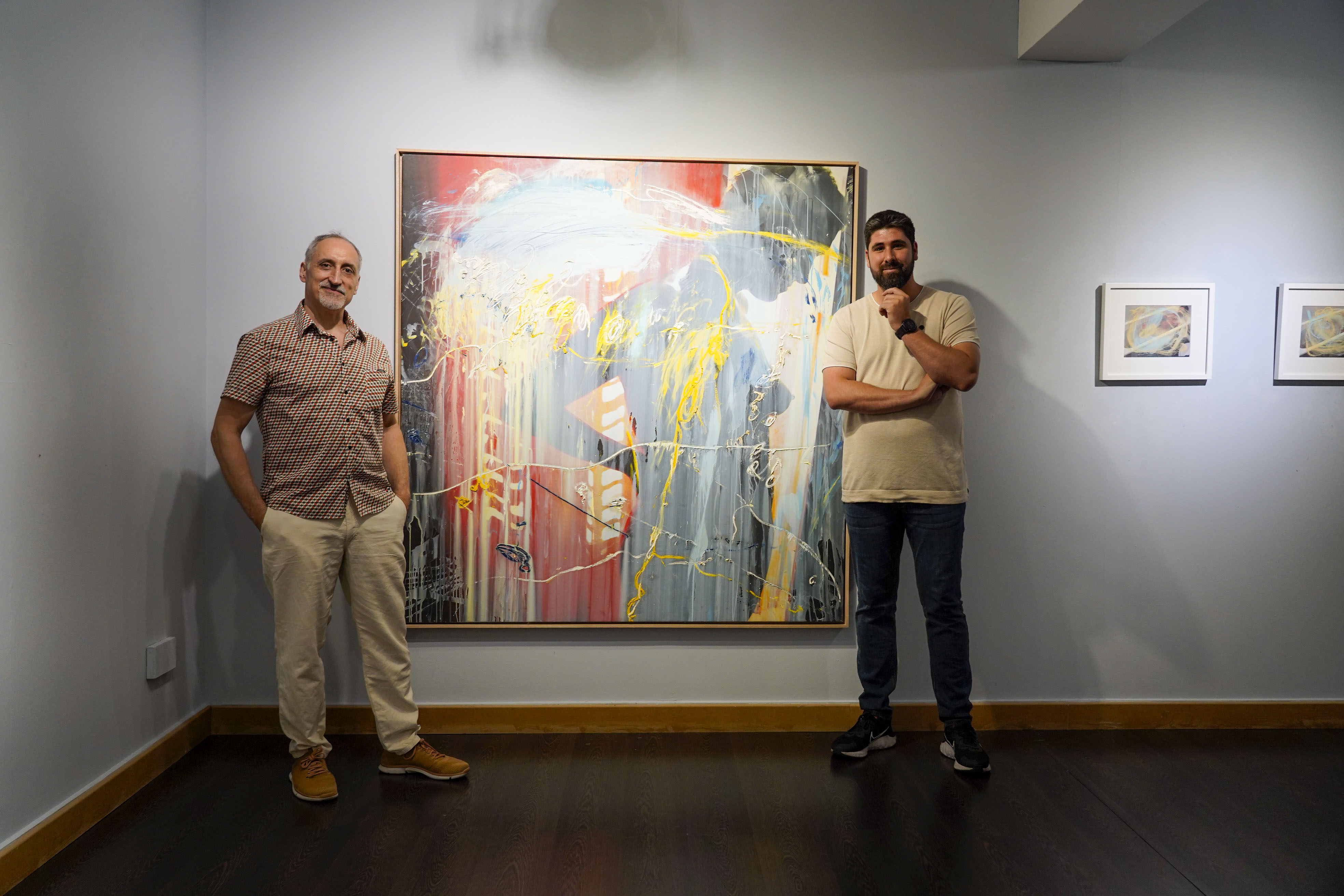 Dos visitantes junto a una obra de Intimidad